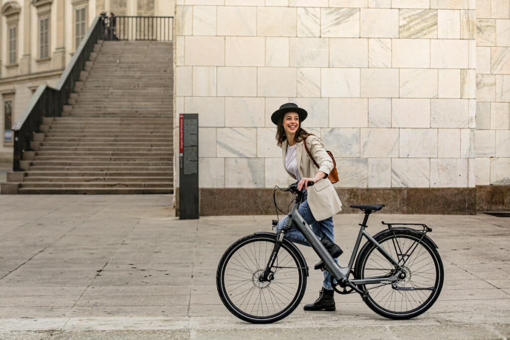 Femme avec le vélo Tenways CGO800S